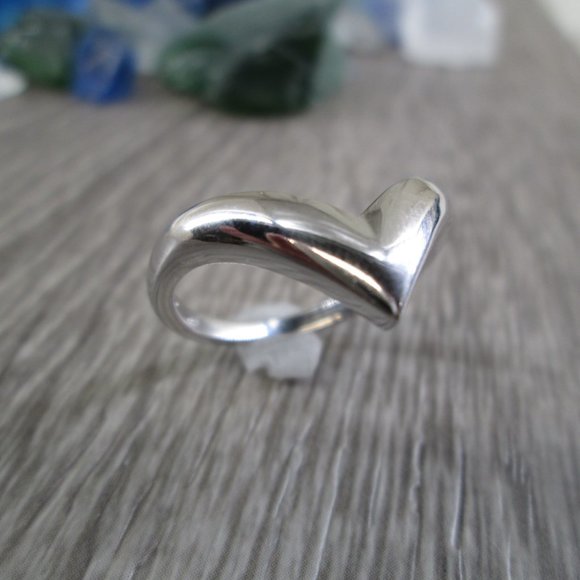 Chevron Ring, V Shape ring, 925 Sterling Silver Woman's Ring, 925 Stacking Ring - Picture 4 of 6